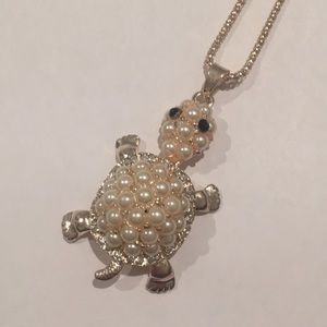 Turtle necklace with pearls